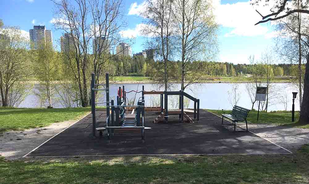 Träningsutrustning för lättare träning och balansövningar. I bakgrunden Skurholmsfjärden.