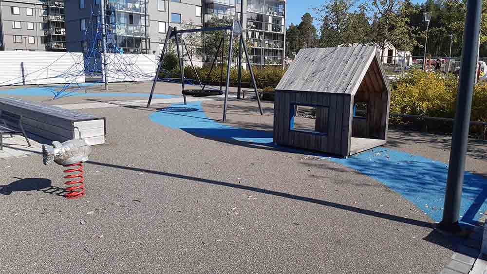 Gungleksaker, kompisgunga och koja. Underlaget är i ett mjukgjort material.