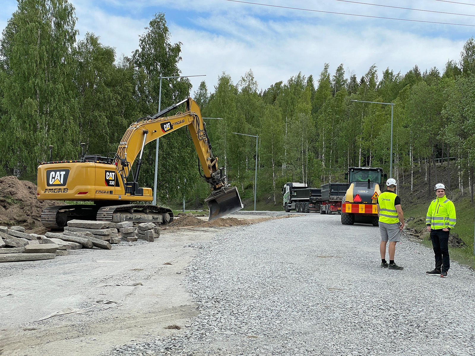 Maskinförarna Henrik Danielsson och Ted Klockare står framför en arbetsbil