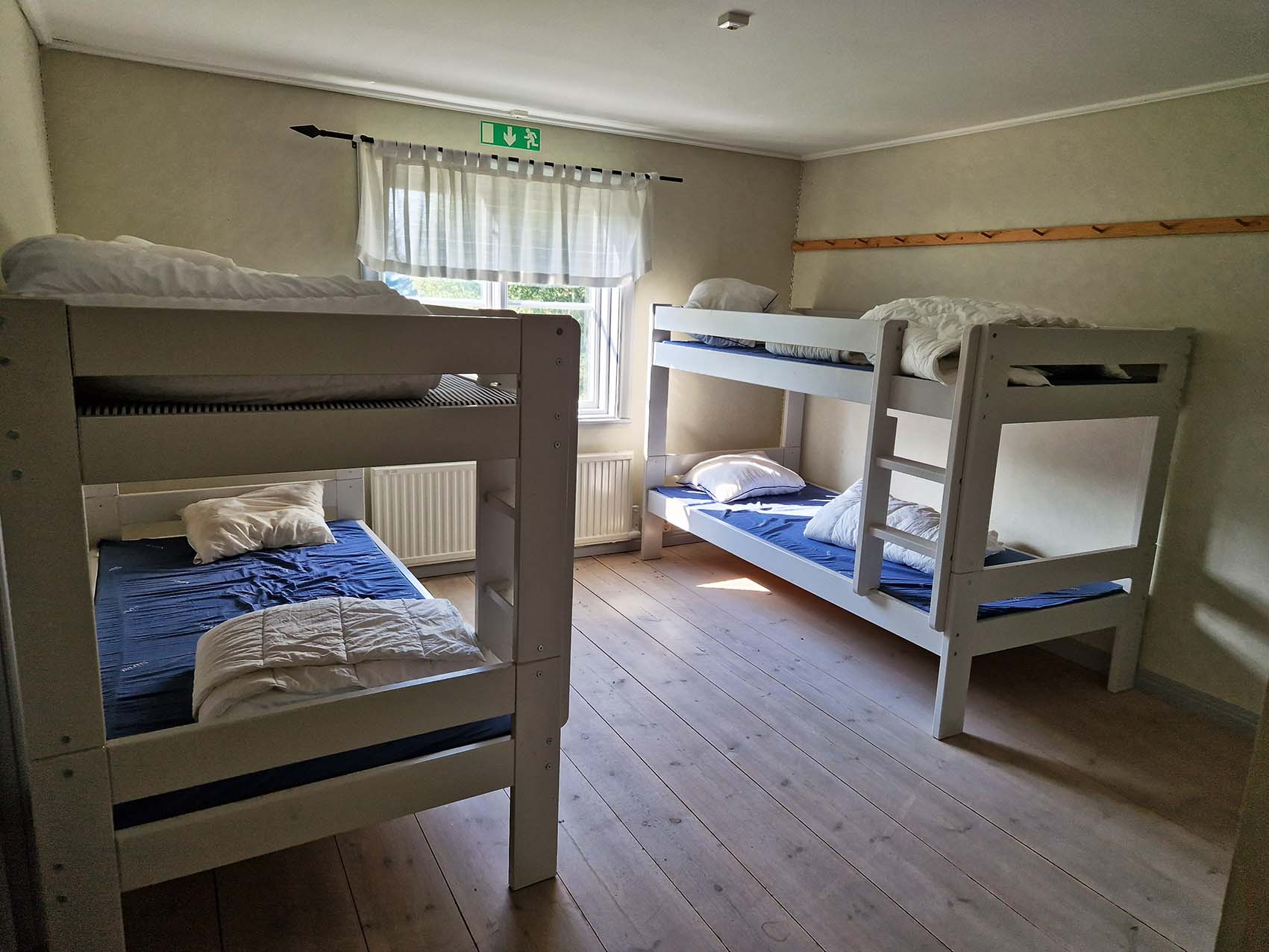Ett av sovrummen på övre plan i mangårdsbyggnaden.