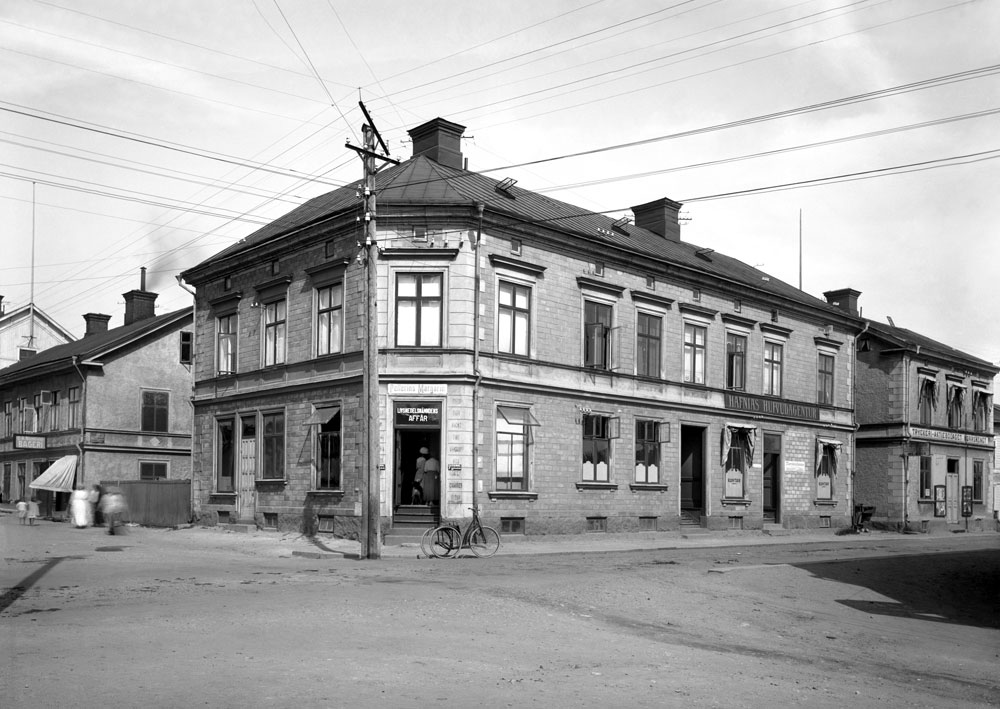 Hus med två våningar i gatukorsning.