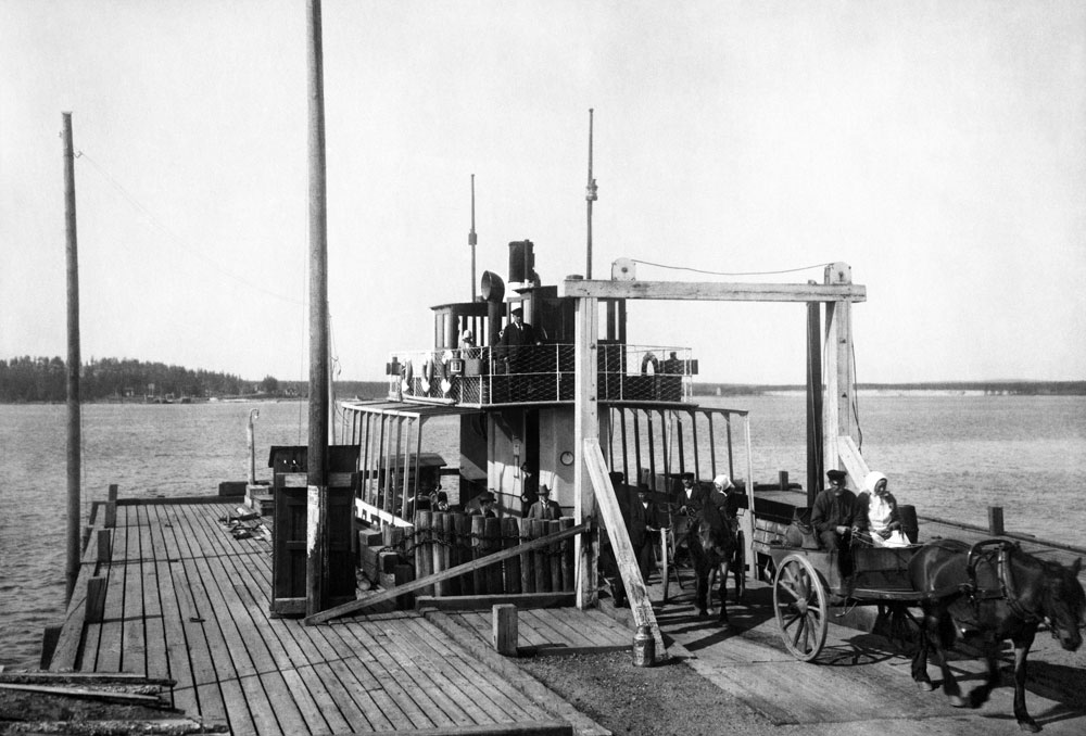 Hästekipage lämnar färjan Trafik år 1927.