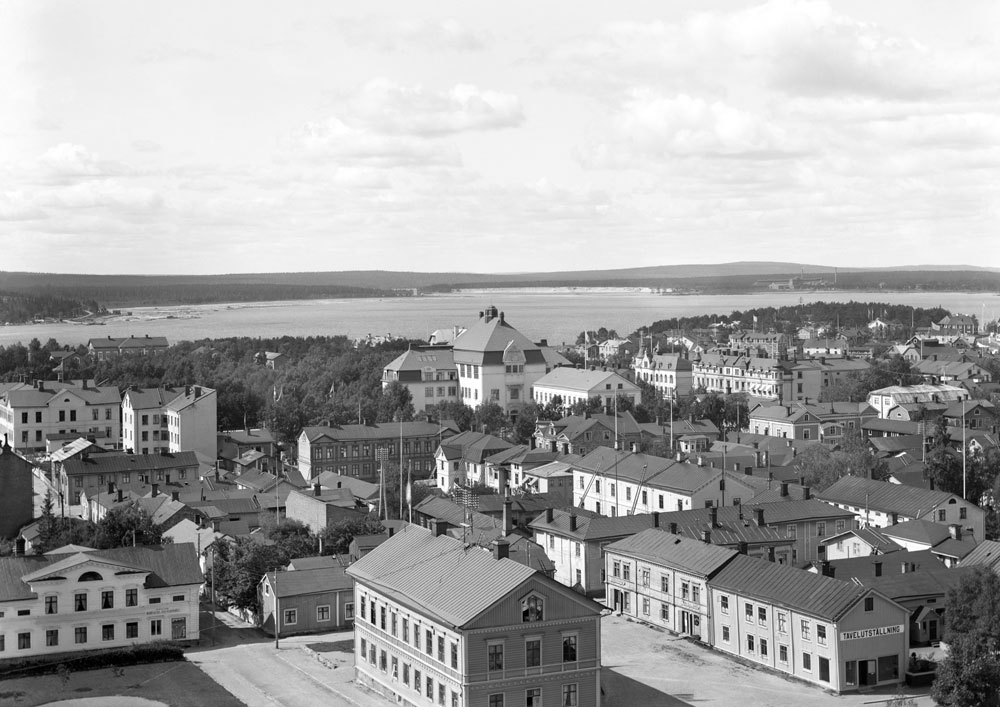 Vy från domkyrkans torn mot Luleälven.