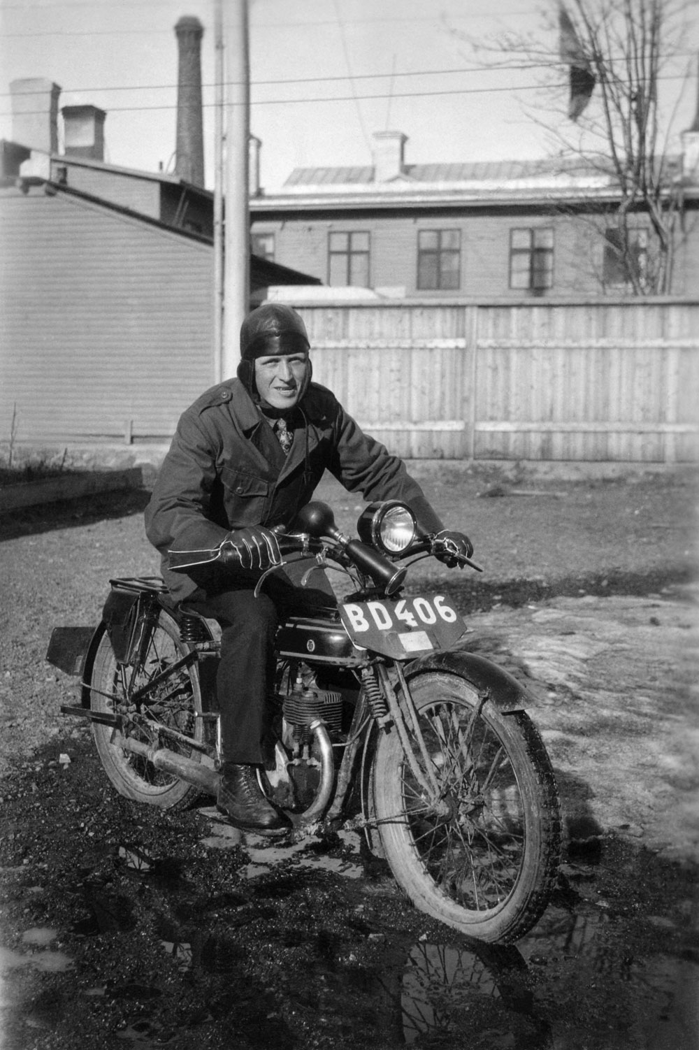 Man sittande på motorcykel.