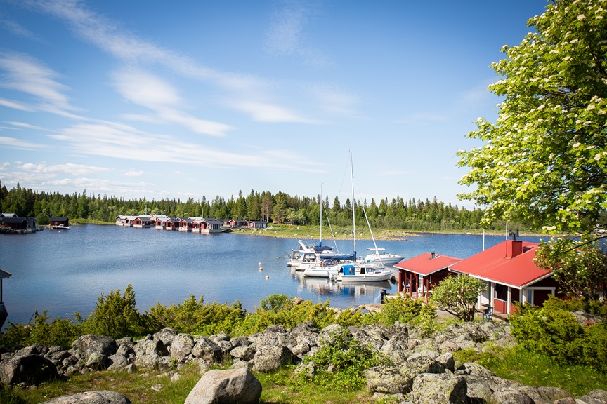 Svallvågor från båt med efterföljande vattenskotrar i Luleå skärgård