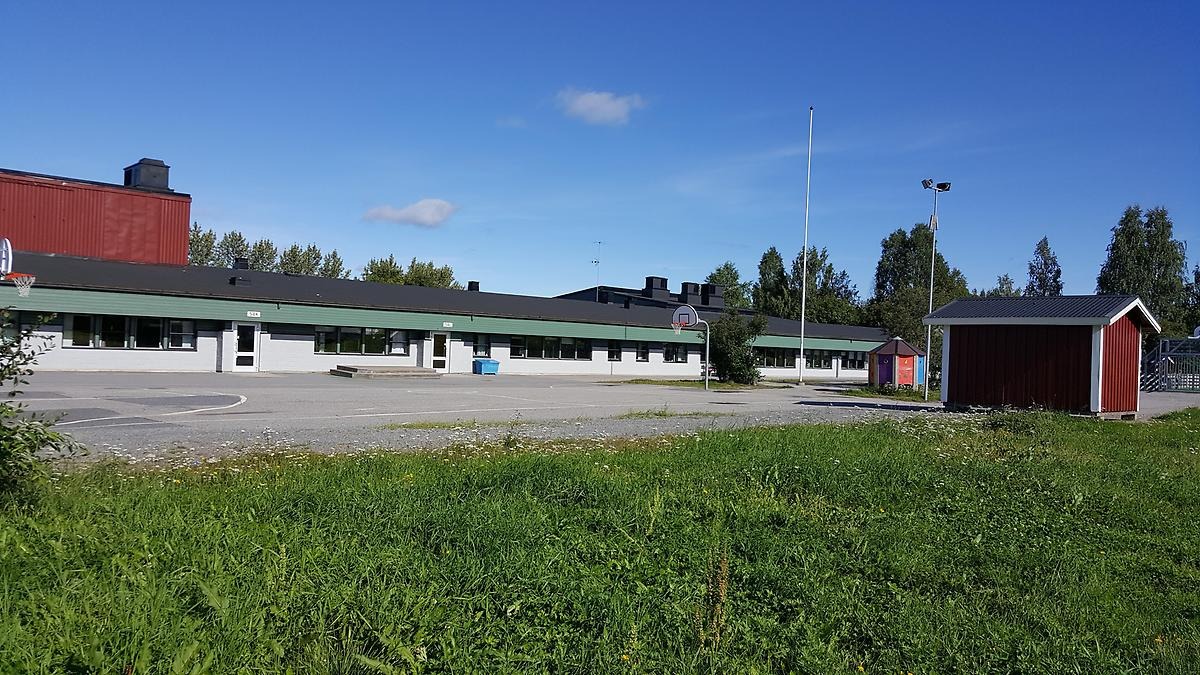 Utomhusbild Sunderbyskolan, en del av skolans gård