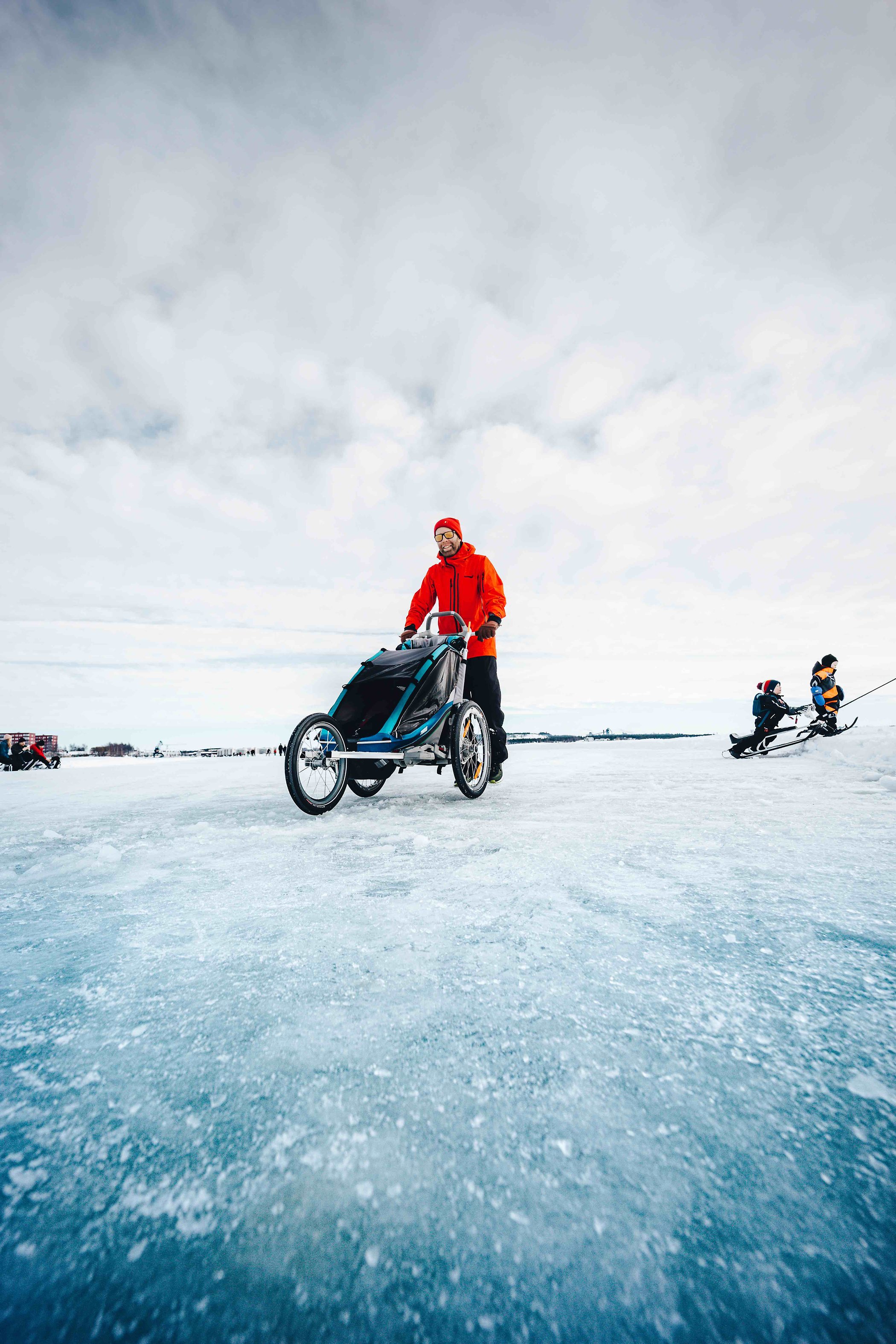 Man med barnvagn på isbanan