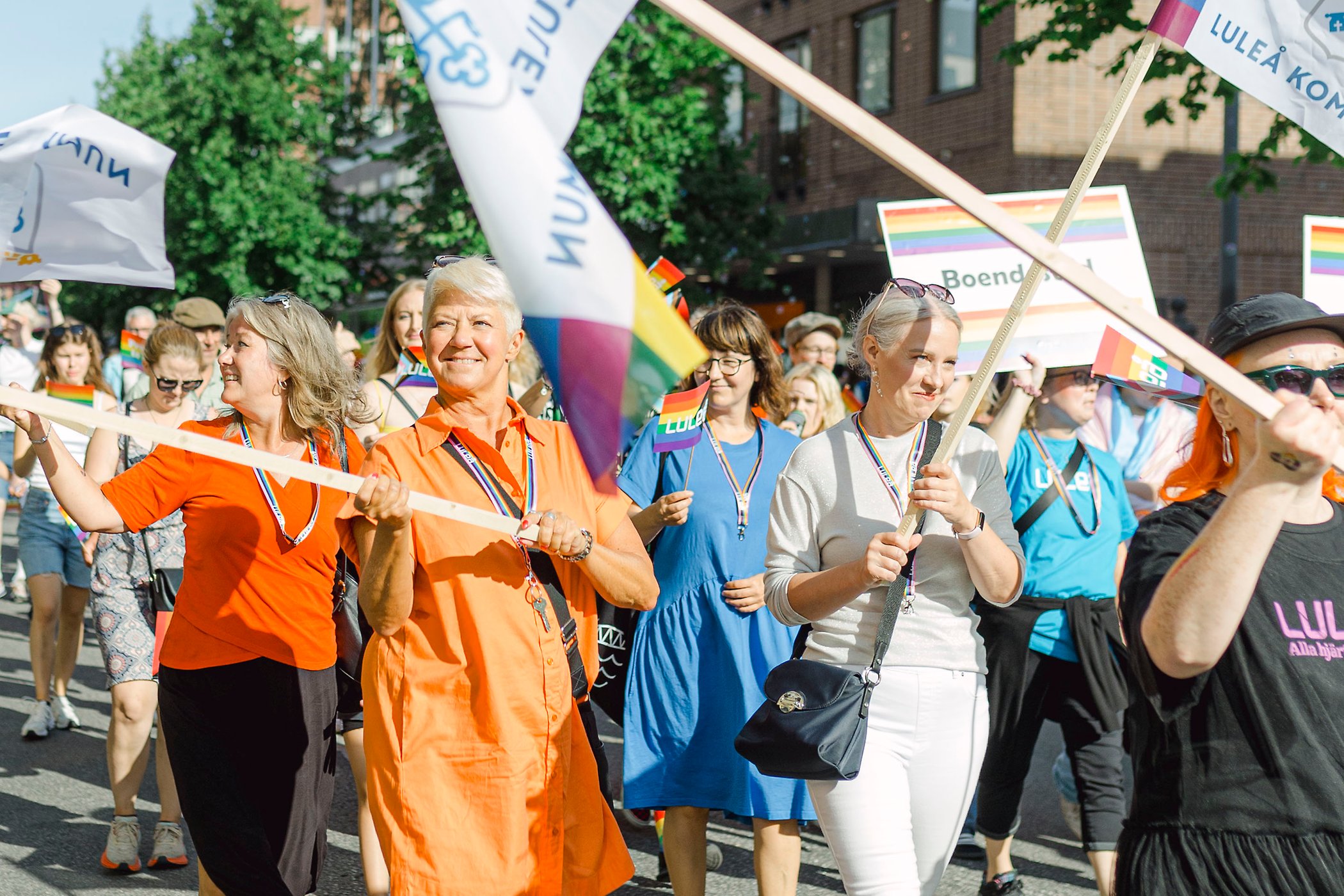 Kommunen i pridetåg med flaggor