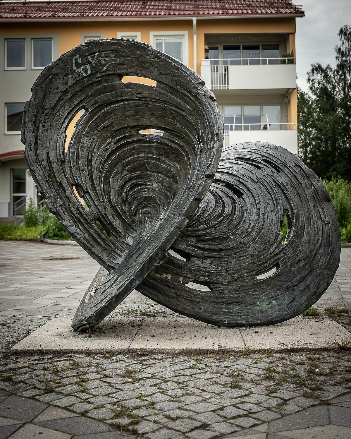 Bronsskulptur sedd från andra hållet