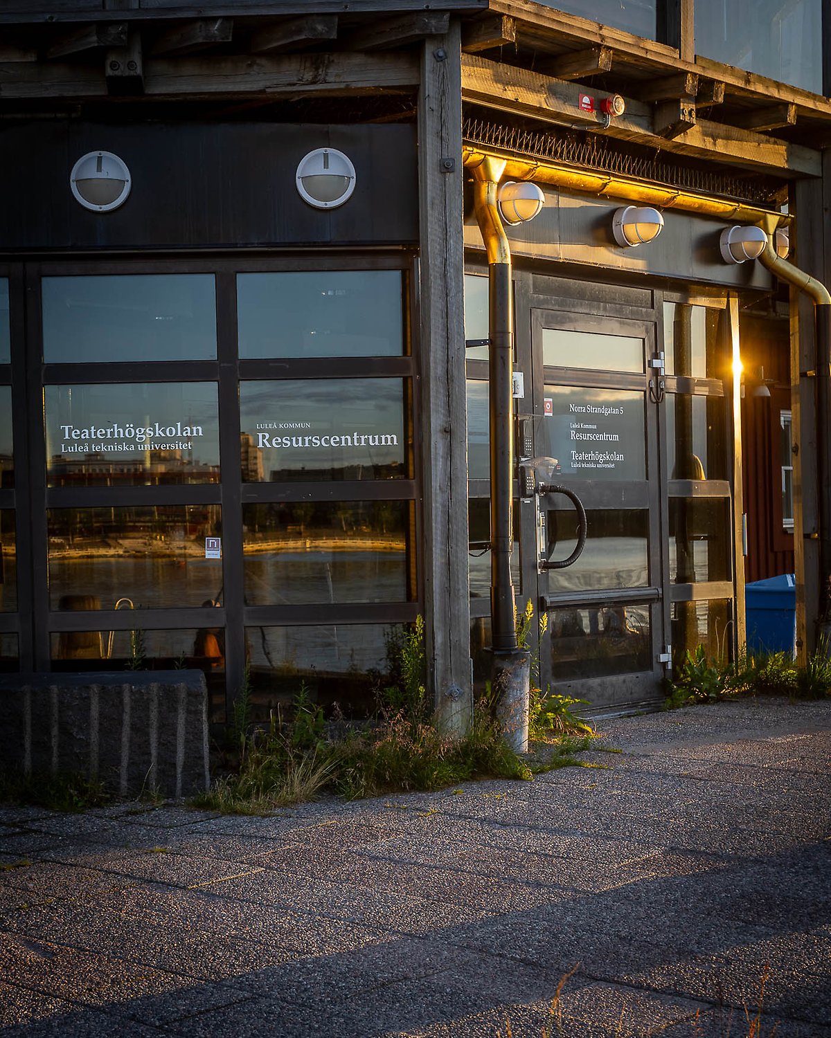 Förgylld hängränna över ingången till femte magasinet