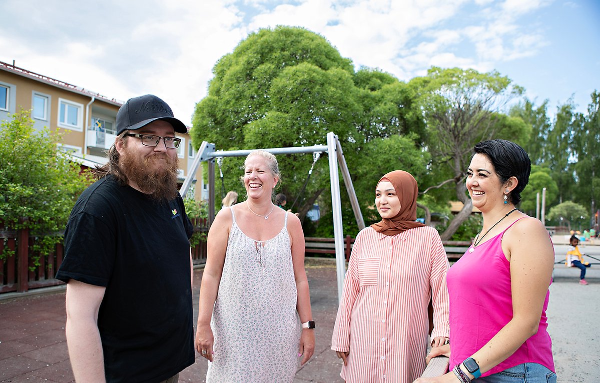 Förskollärare på skolgård