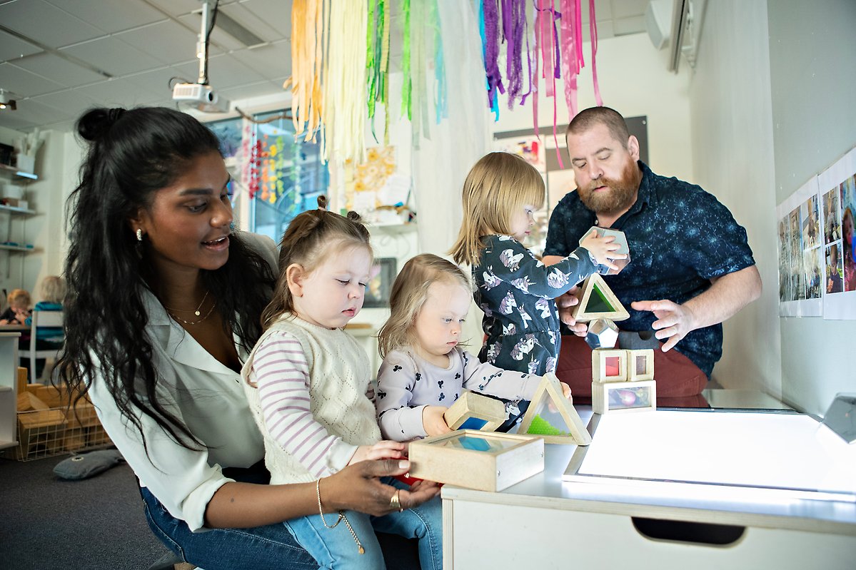 Personal på förskolan ute på lekplatsen